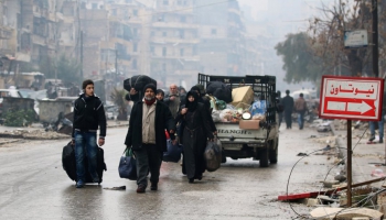 Atliek iedzīvotāju evakuāciju no kara izpostītās Alepo
