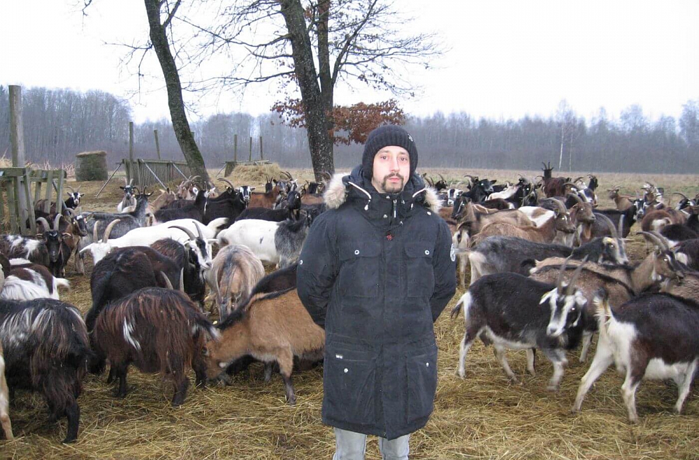 Jānis Tiltiņš Vānes "Birzniekos" rūpējas par 260 kazām un gatavo 14 dažādu veidu sierus