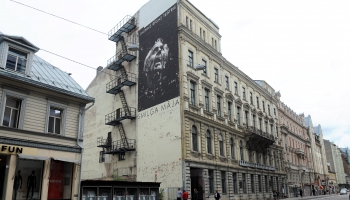Jaunā Rīgas teātra rekonstrukcijas dēļ sākušas plaisāt apkārtējās mājas
