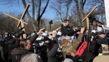 Par vienlaicīgiem pretēju viedokļu publiskiem pasākumiem. Ko pieļaut un ko - ne?