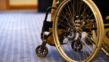Rindas pēc pensijas novērš, pagarinot invaliditātes statusu; ''Sustento'' to kritizē