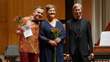Ieva Saliete, kamerorķestris "Sinfonietta Rīga" un diriģents Normunds Šnē Lielajā ģildē
