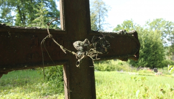 Metāla kroņu atradumi kapsētās un citviet turpinās