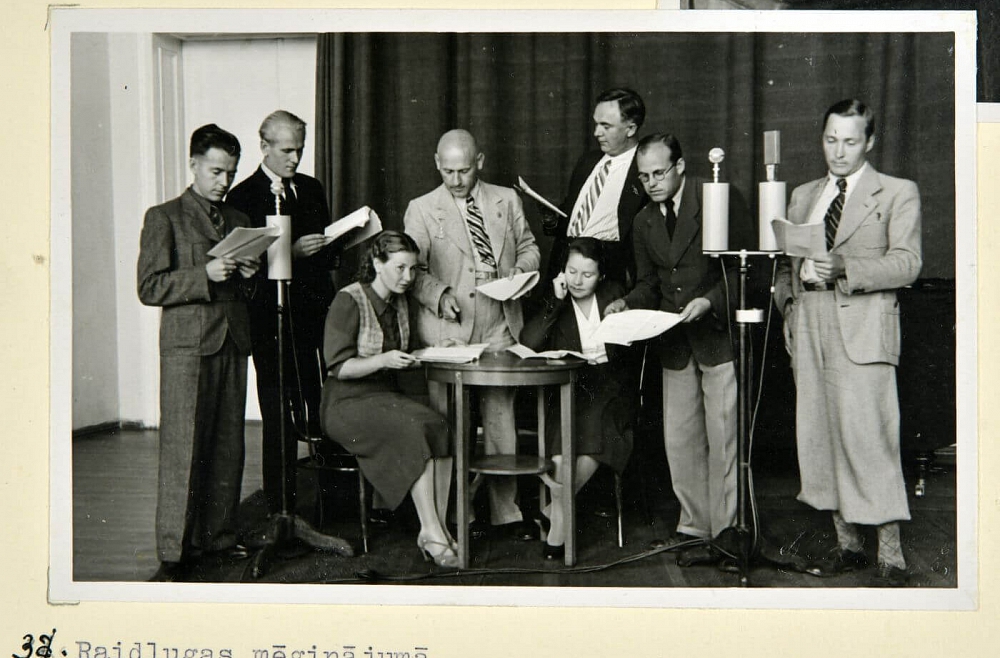 Radioteātra pirmsākumi: kā tapa iestudējumi kādreiz un klausāmies senus ierakstus Radioteātra pirmsākumi: kā tapa iestudējumi kādreiz un klausāmies senus ierakstus