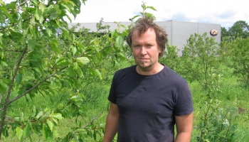 Jānis Kapačs Ābeļu pagastā audzē augļu kokus. Pirmās ābeles iestādīja kopā ar vectēvu
