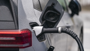 Eiropas "zaļā kursa" ēnas puse: vidi piesārņojošās elektroauto ražošanas izmaksas