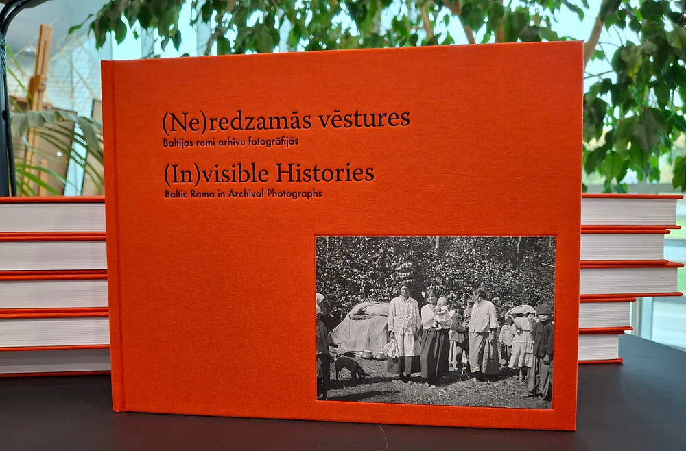 Krāšņā izdevumā apkopotās fotogrāfijas dokumentē Baltijas romu vēsturi