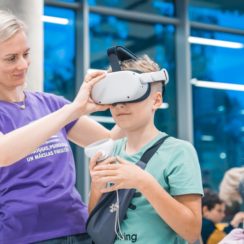 Ar ko papildināt pedagoģisko procesu? Ar papildināto realitāti, protams