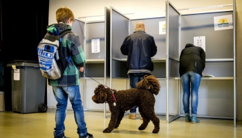 Nīderlandes parlamenta vēlēšanās gaida balsotāju aktivitāti līdz 75%