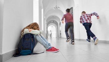 Vardarbība skolā. Ko darīt vecākiem, ja skolas personāls neiesaistās problēmas risināšanā?