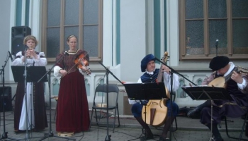 Vijolniece, senās mūzikas ansambļa "Ludus" vadītāja Māra Birziņa