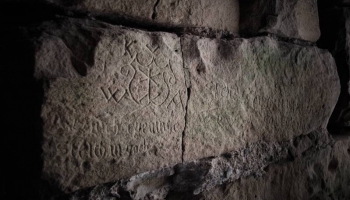 Cēsu pils nebeidz pārsteigt: dienvidu tornī atrasts unikāls uzraksts