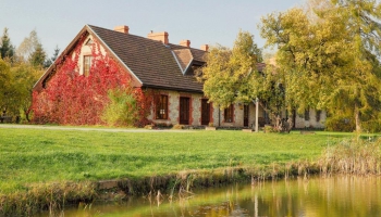 Kārļamuiža - celtne ar skotu zemes akcentiem, pirmā pomoloģiskā skola