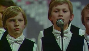 Turam īkšķus par olimpiešiem! Dziesmiņu par sportu dzied Dārziņskolas zēnu koris (1971)