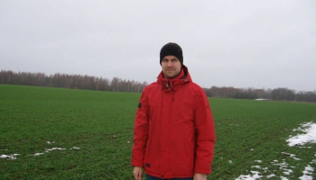 Uz salas starp Daugavu un Saku Agris Stiebriņš audzē bioloģiskos graudus
