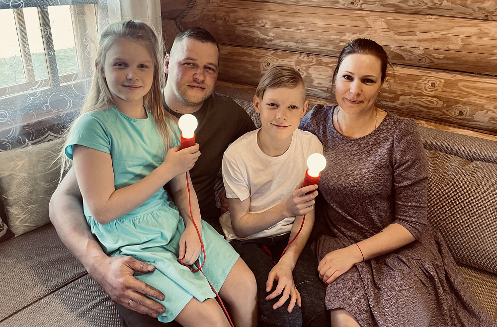 Jaunsargs ar vijoli un zābaku tālmešana Mediņu ģimenē Bārbeles pagastā