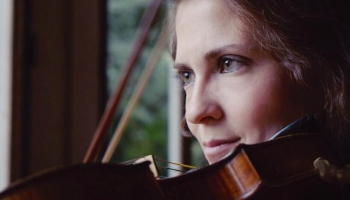 Pasaulslavenā vijolniece Lorenca Borrani: Gribēju spēlēt trompeti kā filmā par Robinu Hudu