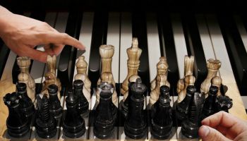Spēle: mūzikā, šahā, cirkā un... dzīvē