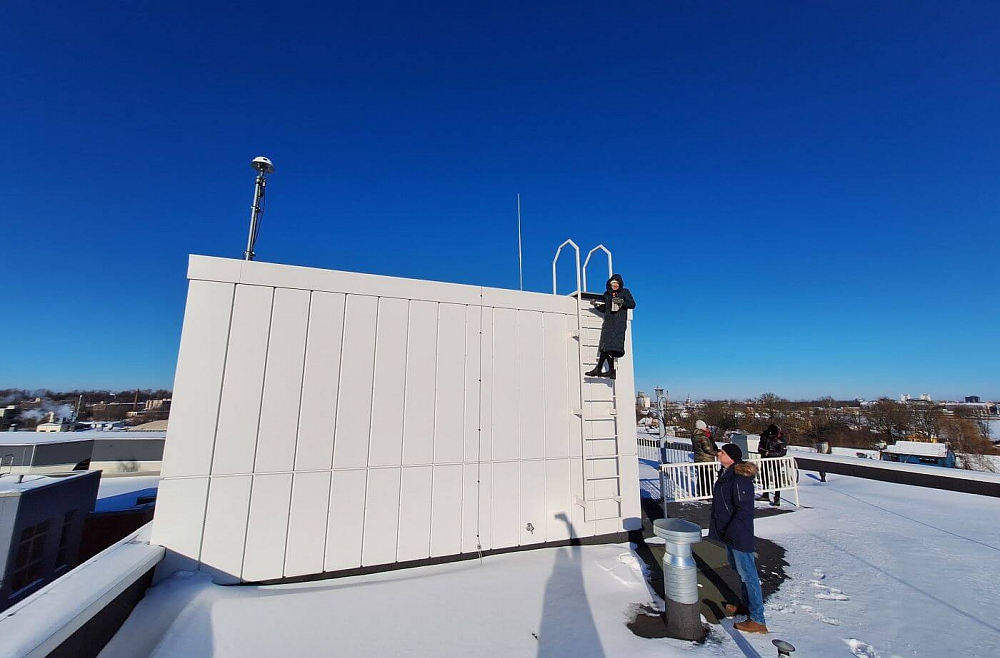 Meteoru novērošanas patruļa uz RTU Būvniecības un mašinzinību fakultātes jumta