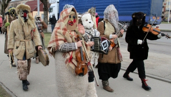 Ar “gudru” maskošanos Līvānos aizvadīts XXI Starptautiskais masku tradīciju festivāls