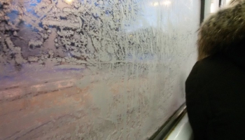Pasažieri sūdzas par aukstumu Rīgas sabiedriskajā transportā