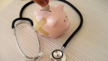 Aizņemties naudu veselības aprūpes reformām: deputāti par, finansisti pret