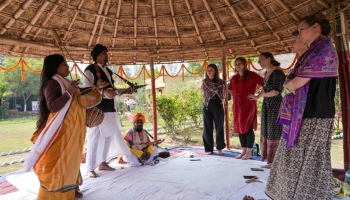 "Saucējas" Indijā, "Tupeņu pasta" Rīgā un "Zeidi" Meteņos