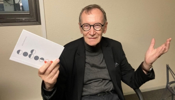 Jānis Rokpelnis un Ivars Šteinbergs lasa Rokpeļņa jaunāko krājumu "Nomods" un svin dzeju