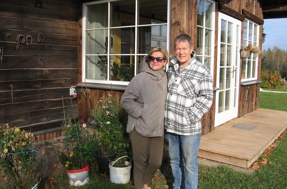 LR1 kolēģes Daces Stalidzēnas ikdiena jau piecus gadus rit simtgadīgā koka mājā Tīnūžos