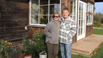 LR1 kolēģes Daces Stalidzēnas ikdiena jau piecus gadus rit simtgadīgā koka mājā Tīnūžos