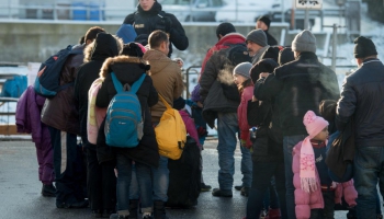 Bavārija draud tiesāties bēgļu dēļ; EK: Vairums iebraucēju ir ekonomiskie migranti