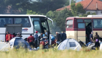 Grieķijas varas iestādes evakuē migrantus no bēgļu nometnes Idomeni