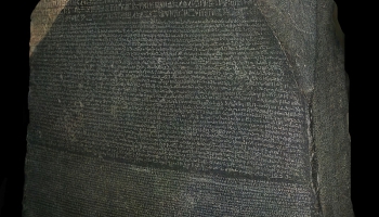 27. septembris. Žans Fransuā Šampiljons atšifrē tekstu uz Rozetas akmens
