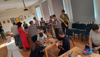 Mākslinieki Baltkrievijas pierobežā meklē saiknēm starp tautām, ko šķir Daugava