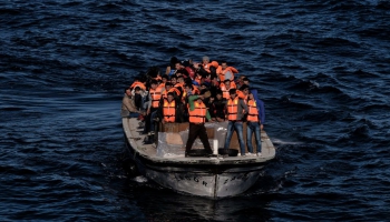Stoltenbergs: Jūrā izglābtie patvēruma meklētāji tiks vesti uz Turciju, nevis Grieķiju