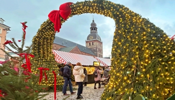 “От ёлочки до ёлочки”: Игорь Ватолин водит рождественские экскурсии по Старой Риге  