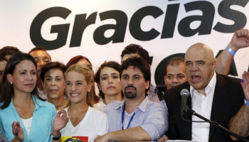 Venecuēlas vēlēšanās līdz šim valdošie sociālisti cieš smagu sakāvi