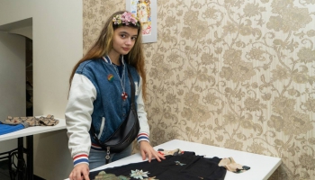 14-летняя беженка из Украины победила рак и занимается живописью. Репортаж с выставки