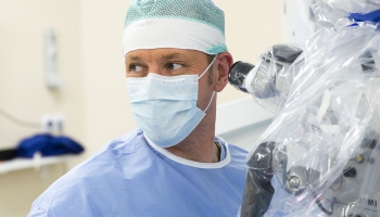 Mugurkaula ķirurgs, LU Medicīnas fakultātes pasniedzējs Artis Gulbis