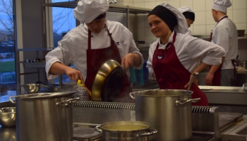 Pavāru trūkumu Liepājā skaidro ar jauniešu nevēlēšanos strādāt fizisku darbu