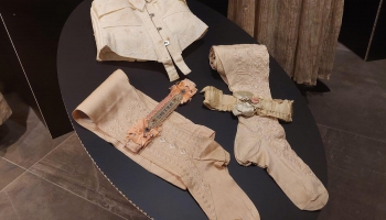 Modes muzeja jaunā izstāde veltīta modes saiknei ar ķermeni un privātumu