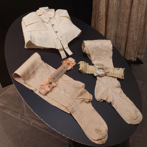 Modes muzeja jaunā izstāde veltīta modes saiknei ar ķermeni un privātumu