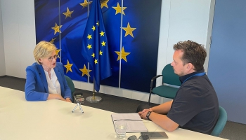 Pirms vizītes Baltijas valstīs saruna ar ES finanšu tirgu komisāri Mareidu Makginesu