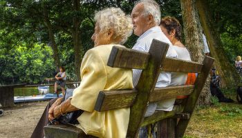 Kā atbildība par vecu cilvēku aprūpi ietekmē ģimenes ikdienu un attiecības