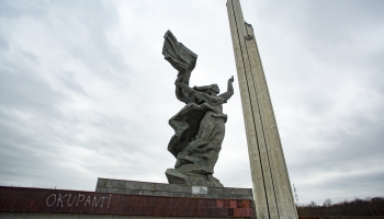 Социолог: И латышам, и русским будет лучше, если этот памятник снесут скорее