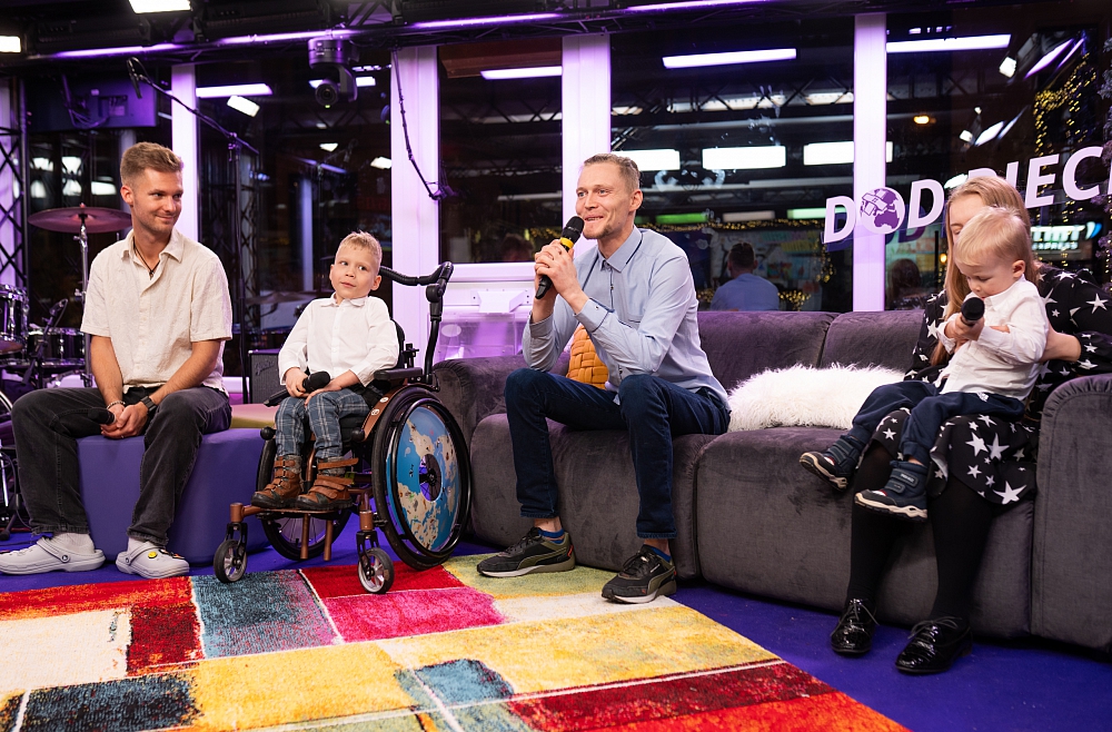 Kliesmetu ģimene, dod pieci