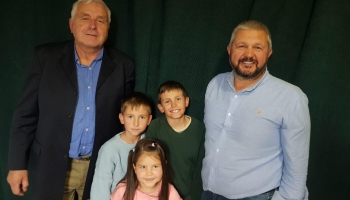 Kas ir liels briesmonis ar melnbaltiem zobiem? Mīklas min Verneru ģimene 