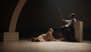 Nekontrolēta kaislība un sarežģītu ētikas jautājumu šķetināšana Valmieras teātra "Mēdejā"