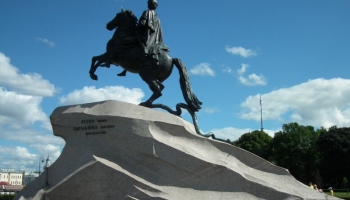 7. augusts. Pēterburgā atklāj pieminekli "Vara jātnieks"