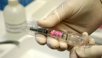 Kavētās vakcīnu piegādes dēļ ne visiem izdodas bērnu vakcinēt pret masalām